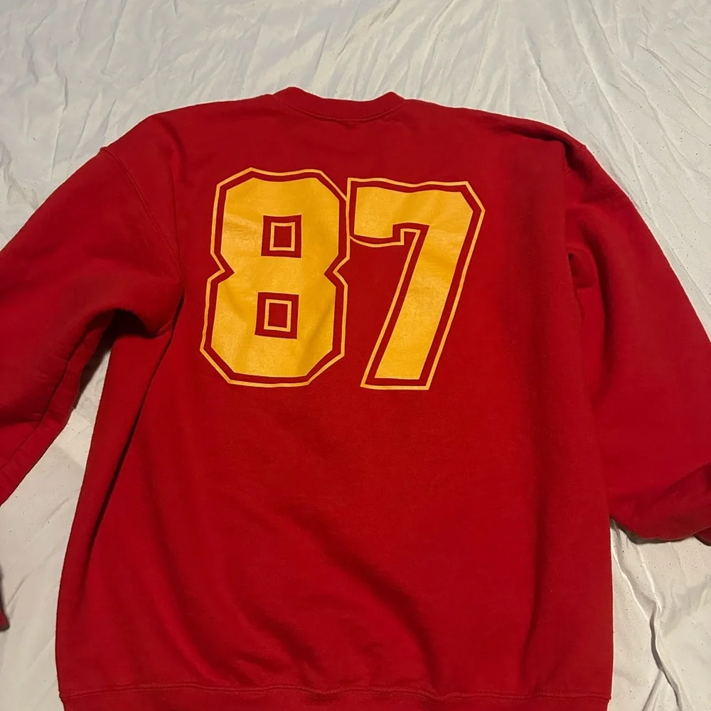 Taylor Swift Go Taylor’s Boyfriend Travis Kelce Chiefs Red Women’s Sweatshirt - Picture 3 of 3